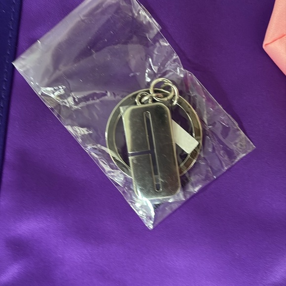 Clinique Vibrant Purple Tote with Pink Accent - Picture 4 of 6